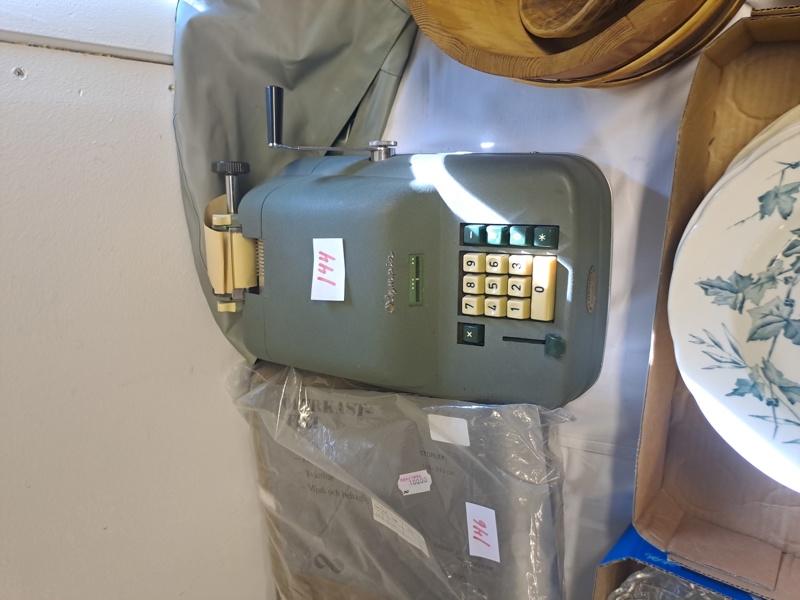 144 Räknemaskin